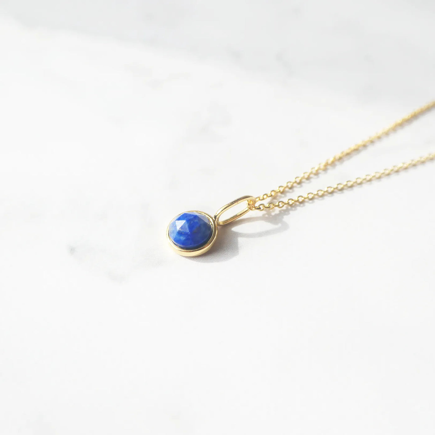 青と金のコントラストが美しいラピスラズリネックレス（シルバー925／18Kゴールドプレーティング）。華やかで品格のある印象。金属アレルギー対応。
Lapis Lazuli necklace in 925 sterling silver with 18K gold plating, featuring a timeless contrast of blue and gold for an elegant impression. Suitable for metal allergy sufferers.