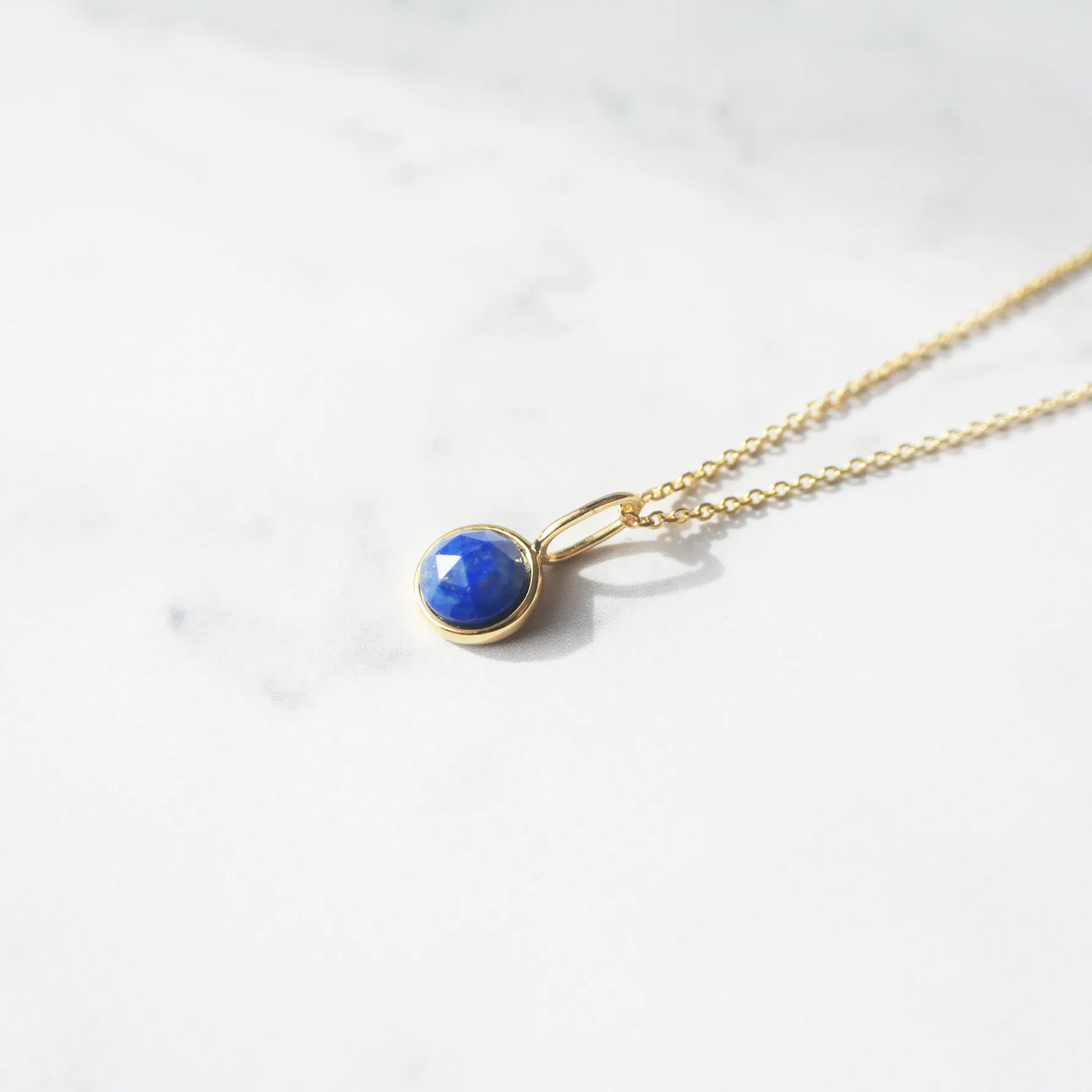 青と金のコントラストが美しいラピスラズリネックレス（シルバー925／18Kゴールドプレーティング）。華やかで品格のある印象。金属アレルギー対応。
Lapis Lazuli necklace in 925 sterling silver with 18K gold plating, featuring a timeless contrast of blue and gold for an elegant impression. Suitable for metal allergy sufferers.