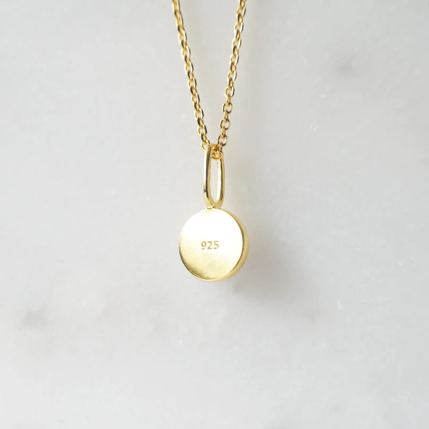 青と金のコントラストが美しいラピスラズリネックレス（シルバー925／18Kゴールドプレーティング）。華やかで品格のある印象。金属アレルギー対応。
Lapis Lazuli necklace in 925 sterling silver with 18K gold plating, featuring a timeless contrast of blue and gold for an elegant impression. Suitable for metal allergy sufferers.