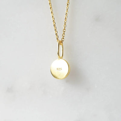 青と金のコントラストが美しいラピスラズリネックレス（シルバー925／18Kゴールドプレーティング）。華やかで品格のある印象。金属アレルギー対応。
Lapis Lazuli necklace in 925 sterling silver with 18K gold plating, featuring a timeless contrast of blue and gold for an elegant impression. Suitable for metal allergy sufferers.