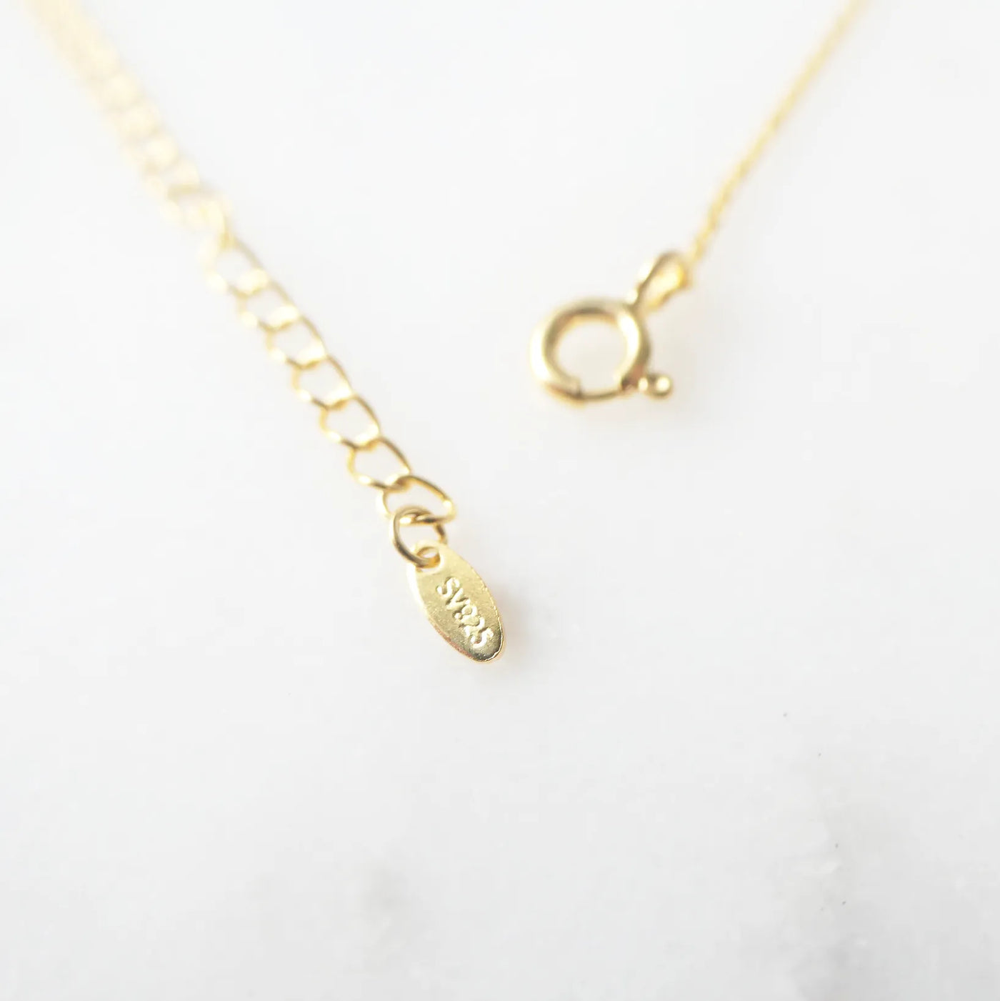 青と金のコントラストが美しいラピスラズリネックレス（シルバー925／18Kゴールドプレーティング）。華やかで品格のある印象。金属アレルギー対応。
Lapis Lazuli necklace in 925 sterling silver with 18K gold plating, featuring a timeless contrast of blue and gold for an elegant impression. Suitable for metal allergy sufferers.