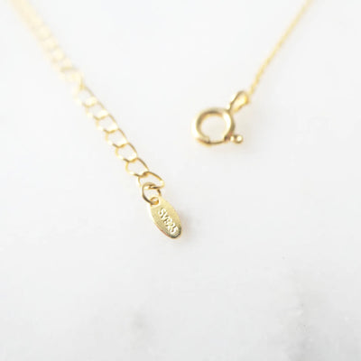 青と金のコントラストが美しいラピスラズリネックレス（シルバー925／18Kゴールドプレーティング）。華やかで品格のある印象。金属アレルギー対応。
Lapis Lazuli necklace in 925 sterling silver with 18K gold plating, featuring a timeless contrast of blue and gold for an elegant impression. Suitable for metal allergy sufferers.