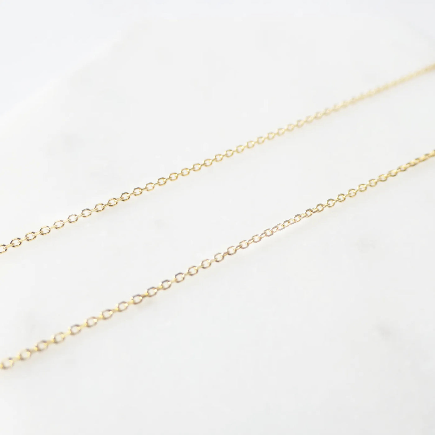 青と金のコントラストが美しいラピスラズリネックレス（シルバー925／18Kゴールドプレーティング）。華やかで品格のある印象。金属アレルギー対応。
Lapis Lazuli necklace in 925 sterling silver with 18K gold plating, featuring a timeless contrast of blue and gold for an elegant impression. Suitable for metal allergy sufferers.