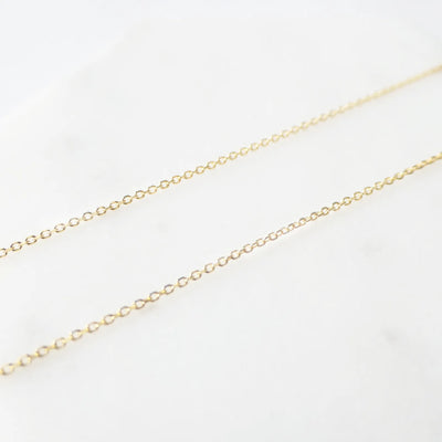 青と金のコントラストが美しいラピスラズリネックレス（シルバー925／18Kゴールドプレーティング）。華やかで品格のある印象。金属アレルギー対応。
Lapis Lazuli necklace in 925 sterling silver with 18K gold plating, featuring a timeless contrast of blue and gold for an elegant impression. Suitable for metal allergy sufferers.