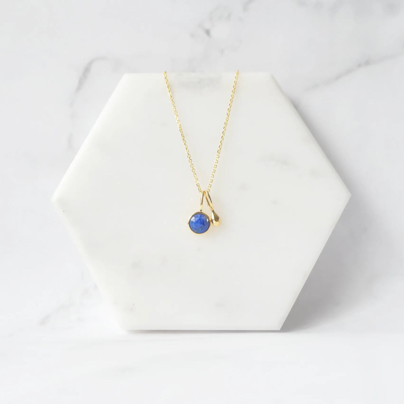 青と金のコントラストが美しいラピスラズリネックレス（シルバー925／18Kゴールドプレーティング）。華やかで品格のある印象。金属アレルギー対応。
Lapis Lazuli necklace in 925 sterling silver with 18K gold plating, featuring a timeless contrast of blue and gold for an elegant impression. Suitable for metal allergy sufferers.