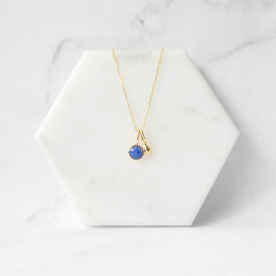 青と金のコントラストが美しいラピスラズリネックレス（シルバー925／18Kゴールドプレーティング）。華やかで品格のある印象。金属アレルギー対応。
Lapis Lazuli necklace in 925 sterling silver with 18K gold plating, featuring a timeless contrast of blue and gold for an elegant impression. Suitable for metal allergy sufferers.