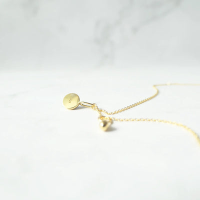 青と金のコントラストが美しいラピスラズリネックレス（シルバー925／18Kゴールドプレーティング）。華やかで品格のある印象。金属アレルギー対応。
Lapis Lazuli necklace in 925 sterling silver with 18K gold plating, featuring a timeless contrast of blue and gold for an elegant impression. Suitable for metal allergy sufferers.