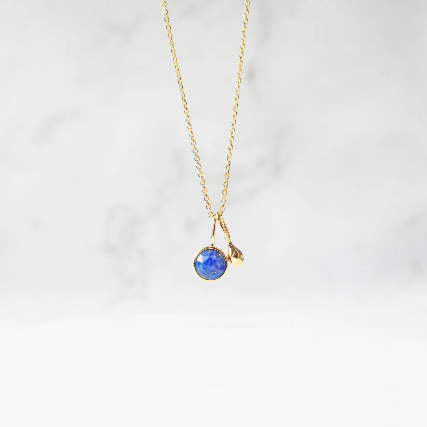 青と金のコントラストが美しいラピスラズリネックレス（シルバー925／18Kゴールドプレーティング）。華やかで品格のある印象。金属アレルギー対応。
Lapis Lazuli necklace in 925 sterling silver with 18K gold plating, featuring a timeless contrast of blue and gold for an elegant impression. Suitable for metal allergy sufferers.