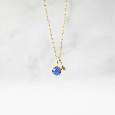 青と金のコントラストが美しいラピスラズリネックレス（シルバー925／18Kゴールドプレーティング）。華やかで品格のある印象。金属アレルギー対応。
Lapis Lazuli necklace in 925 sterling silver with 18K gold plating, featuring a timeless contrast of blue and gold for an elegant impression. Suitable for metal allergy sufferers.