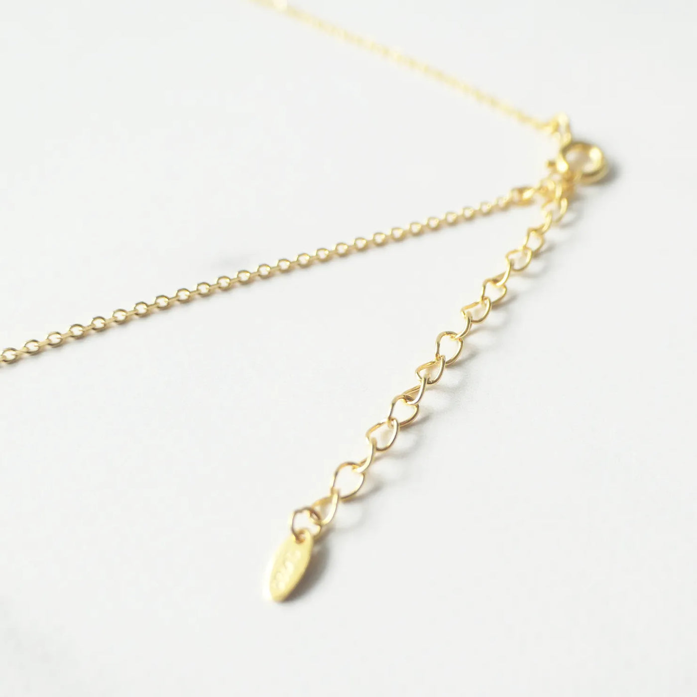 青と金のコントラストが美しいラピスラズリネックレス（シルバー925／18Kゴールドプレーティング）。華やかで品格のある印象。金属アレルギー対応。
Lapis Lazuli necklace in 925 sterling silver with 18K gold plating, featuring a timeless contrast of blue and gold for an elegant impression. Suitable for metal allergy sufferers.