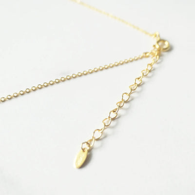 青と金のコントラストが美しいラピスラズリネックレス（シルバー925／18Kゴールドプレーティング）。華やかで品格のある印象。金属アレルギー対応。
Lapis Lazuli necklace in 925 sterling silver with 18K gold plating, featuring a timeless contrast of blue and gold for an elegant impression. Suitable for metal allergy sufferers.