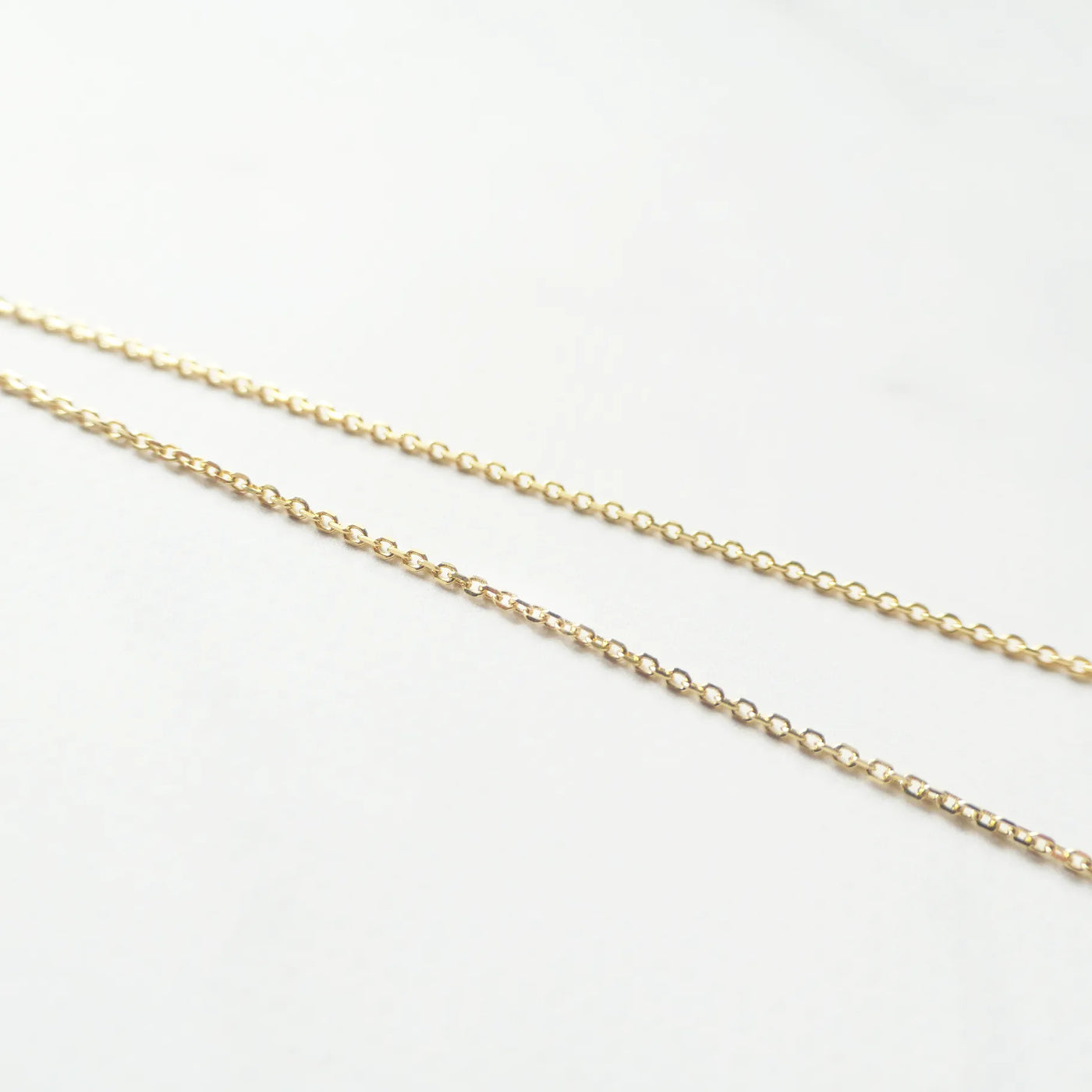 青と金のコントラストが美しいラピスラズリネックレス（シルバー925／18Kゴールドプレーティング）。華やかで品格のある印象。金属アレルギー対応。
Lapis Lazuli necklace in 925 sterling silver with 18K gold plating, featuring a timeless contrast of blue and gold for an elegant impression. Suitable for metal allergy sufferers.