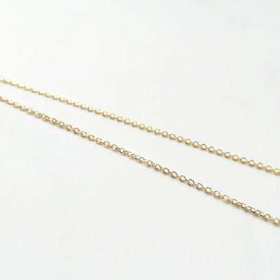 青と金のコントラストが美しいラピスラズリネックレス（シルバー925／18Kゴールドプレーティング）。華やかで品格のある印象。金属アレルギー対応。
Lapis Lazuli necklace in 925 sterling silver with 18K gold plating, featuring a timeless contrast of blue and gold for an elegant impression. Suitable for metal allergy sufferers.