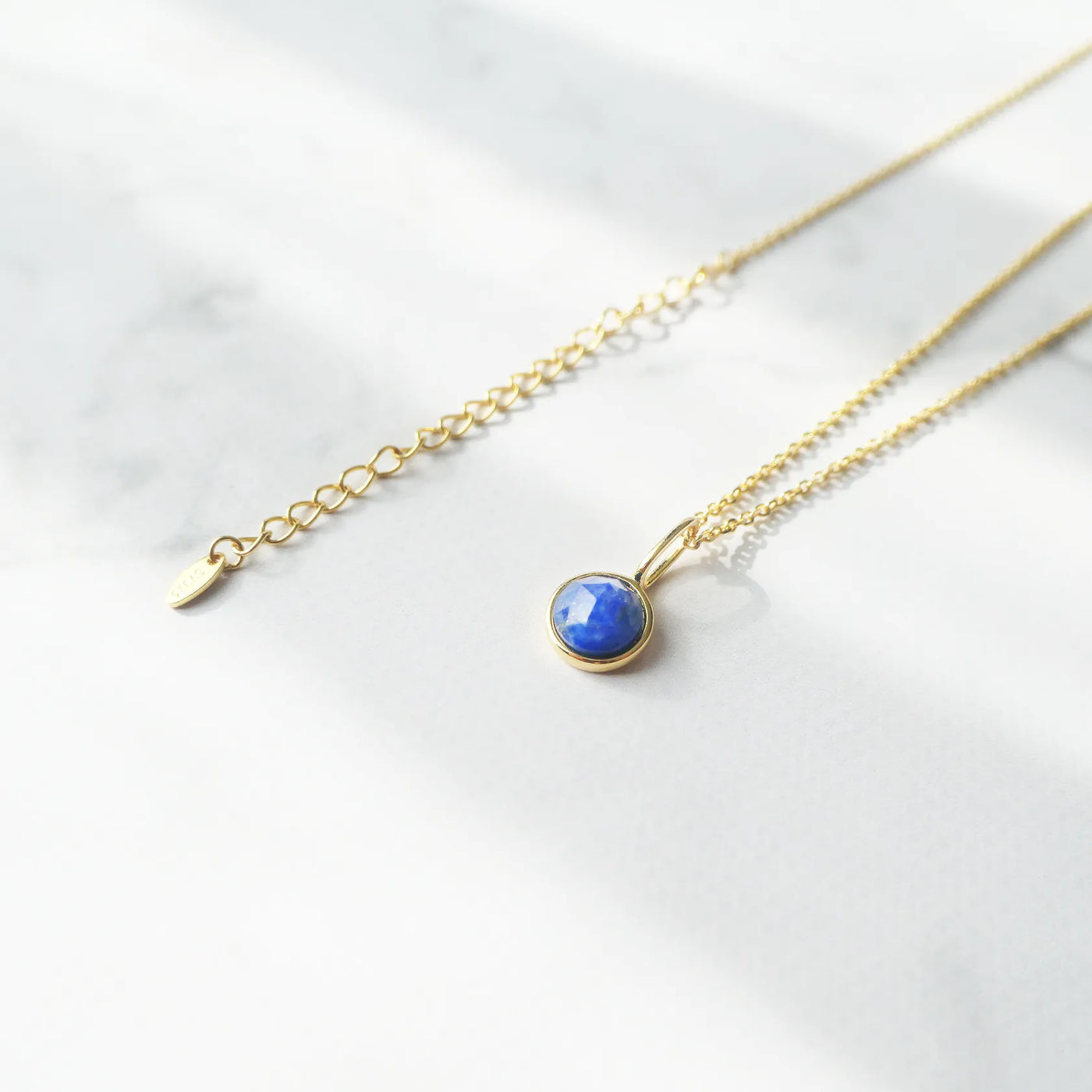 青と金のコントラストが美しいラピスラズリネックレス（シルバー925／18Kゴールドプレーティング）。華やかで品格のある印象。金属アレルギー対応。
Lapis Lazuli necklace in 925 sterling silver with 18K gold plating, featuring a timeless contrast of blue and gold for an elegant impression. Suitable for metal allergy sufferers.