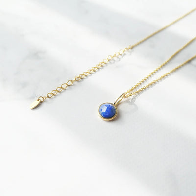 青と金のコントラストが美しいラピスラズリネックレス（シルバー925／18Kゴールドプレーティング）。華やかで品格のある印象。金属アレルギー対応。
Lapis Lazuli necklace in 925 sterling silver with 18K gold plating, featuring a timeless contrast of blue and gold for an elegant impression. Suitable for metal allergy sufferers.