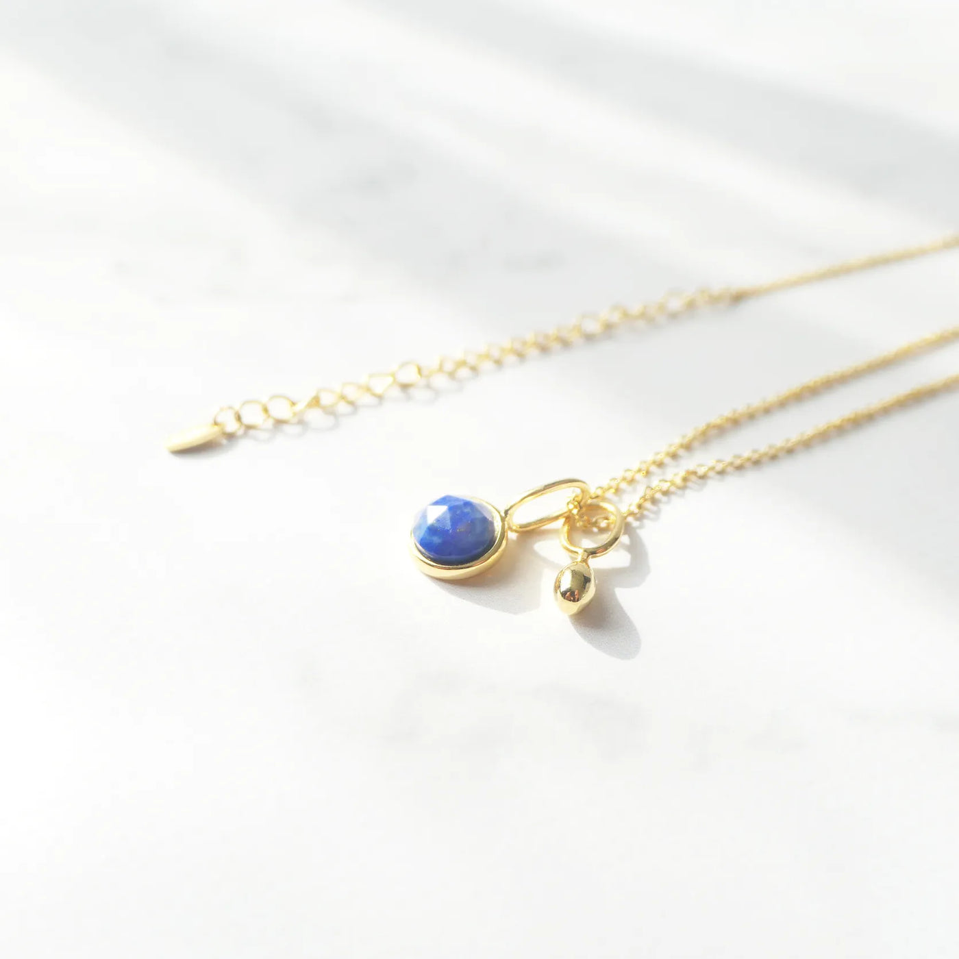 青と金のコントラストが美しいラピスラズリネックレス（シルバー925／18Kゴールドプレーティング）。華やかで品格のある印象。金属アレルギー対応。
Lapis Lazuli necklace in 925 sterling silver with 18K gold plating, featuring a timeless contrast of blue and gold for an elegant impression. Suitable for metal allergy sufferers.