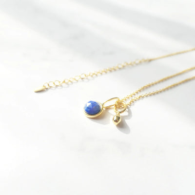 青と金のコントラストが美しいラピスラズリネックレス（シルバー925／18Kゴールドプレーティング）。華やかで品格のある印象。金属アレルギー対応。
Lapis Lazuli necklace in 925 sterling silver with 18K gold plating, featuring a timeless contrast of blue and gold for an elegant impression. Suitable for metal allergy sufferers.