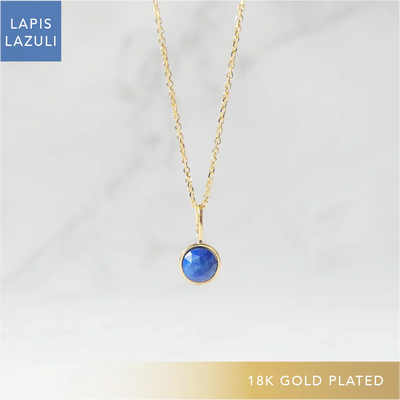 青と金のコントラストが美しいラピスラズリネックレス（シルバー925／18Kゴールドプレーティング）。華やかで品格のある印象。金属アレルギー対応。
Lapis Lazuli necklace in 925 sterling silver with 18K gold plating, featuring a timeless contrast of blue and gold for an elegant impression. Suitable for metal allergy sufferers.