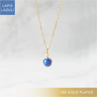 青と金のコントラストが美しいラピスラズリネックレス（シルバー925／18Kゴールドプレーティング）。華やかで品格のある印象。金属アレルギー対応。
Lapis Lazuli necklace in 925 sterling silver with 18K gold plating, featuring a timeless contrast of blue and gold for an elegant impression. Suitable for metal allergy sufferers.