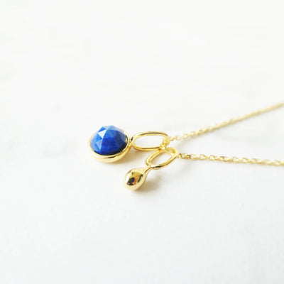青と金のコントラストが美しいラピスラズリネックレス（シルバー925／18Kゴールドプレーティング）。華やかで品格のある印象。金属アレルギー対応。
Lapis Lazuli necklace in 925 sterling silver with 18K gold plating, featuring a timeless contrast of blue and gold for an elegant impression. Suitable for metal allergy sufferers.