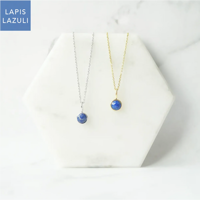 ラピスラズリの深い青を引き立てるシルバーとゴールドの2本セット。シルバー925素材で、ロジウムと18Kゴールドの異なる輝きを楽しめるジュエリー。金属アレルギー対応。
Set of two Lapis Lazuli necklaces in 925 sterling silver—one rhodium plated and one 18K gold plated—highlighting the deep blue with contrasting tones. Suitable for metal allergy sufferers.