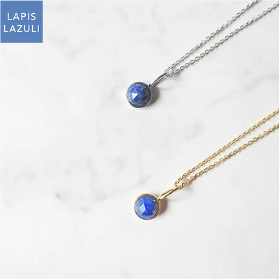 ラピスラズリの深い青を引き立てるシルバーとゴールドの2本セット。シルバー925素材で、ロジウムと18Kゴールドの異なる輝きを楽しめるジュエリー。金属アレルギー対応。
Set of two Lapis Lazuli necklaces in 925 sterling silver—one rhodium plated and one 18K gold plated—highlighting the deep blue with contrasting tones. Suitable for metal allergy sufferers.