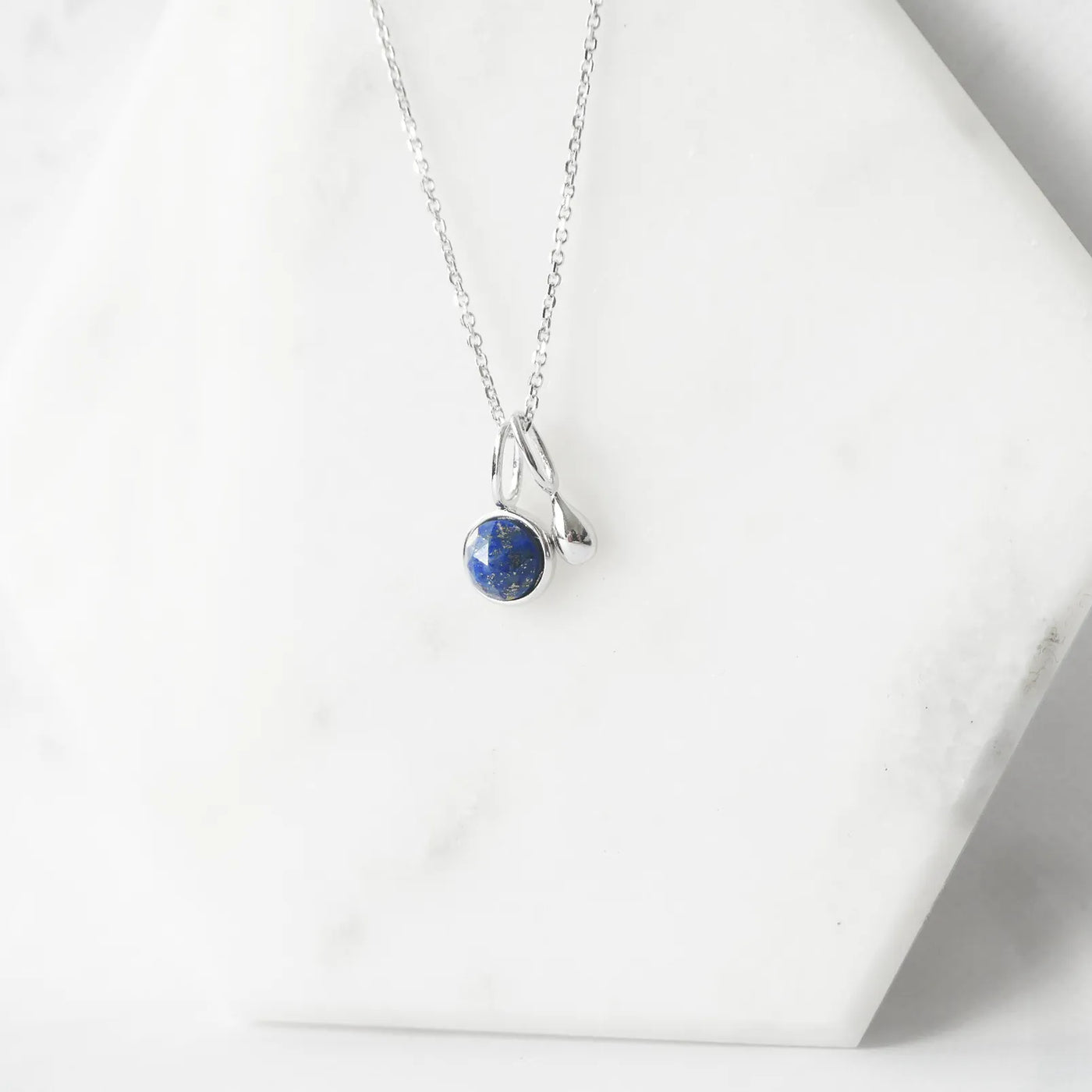 上品な輝きを放つラピスラズリネックレス（シルバー925／ロジウムプレーティング）。深い青が知恵と誠実さを象徴するデザイン。金属アレルギー対応。
Elegant Lapis Lazuli necklace in 925 sterling silver with rhodium plating, featuring a deep blue stone symbolizing wisdom and sincerity. Suitable for metal allergy sufferers.