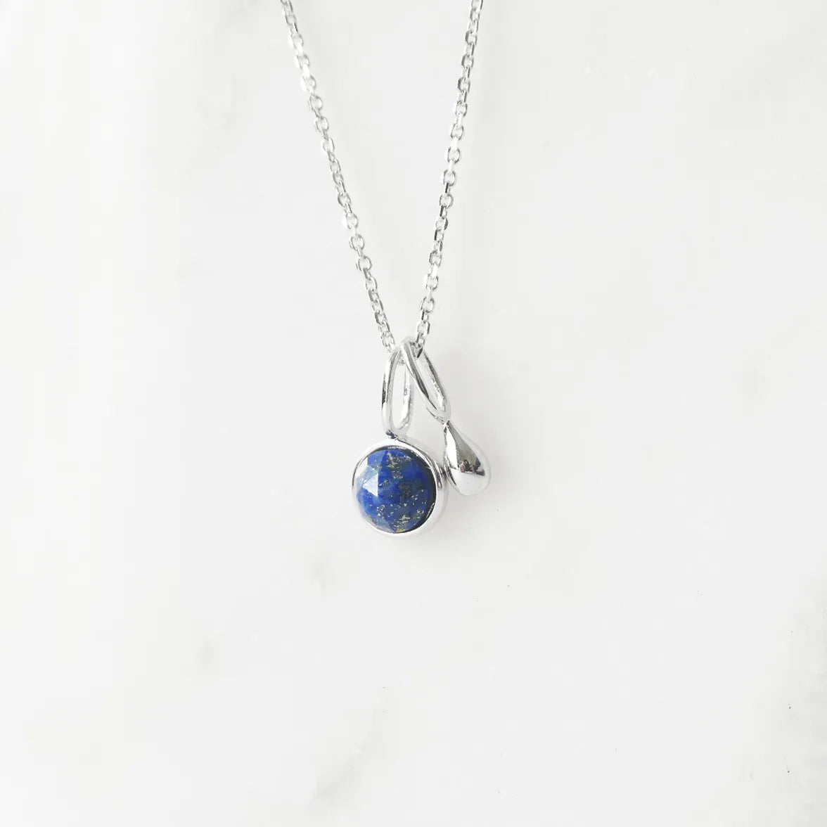 上品な輝きを放つラピスラズリネックレス（シルバー925／ロジウムプレーティング）。深い青が知恵と誠実さを象徴するデザイン。金属アレルギー対応。
Elegant Lapis Lazuli necklace in 925 sterling silver with rhodium plating, featuring a deep blue stone symbolizing wisdom and sincerity. Suitable for metal allergy sufferers.