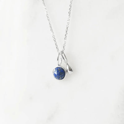 上品な輝きを放つラピスラズリネックレス（シルバー925／ロジウムプレーティング）。深い青が知恵と誠実さを象徴するデザイン。金属アレルギー対応。
Elegant Lapis Lazuli necklace in 925 sterling silver with rhodium plating, featuring a deep blue stone symbolizing wisdom and sincerity. Suitable for metal allergy sufferers.