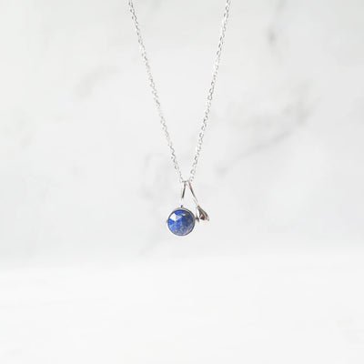 上品な輝きを放つラピスラズリネックレス（シルバー925／ロジウムプレーティング）。深い青が知恵と誠実さを象徴するデザイン。金属アレルギー対応。
Elegant Lapis Lazuli necklace in 925 sterling silver with rhodium plating, featuring a deep blue stone symbolizing wisdom and sincerity. Suitable for metal allergy sufferers.