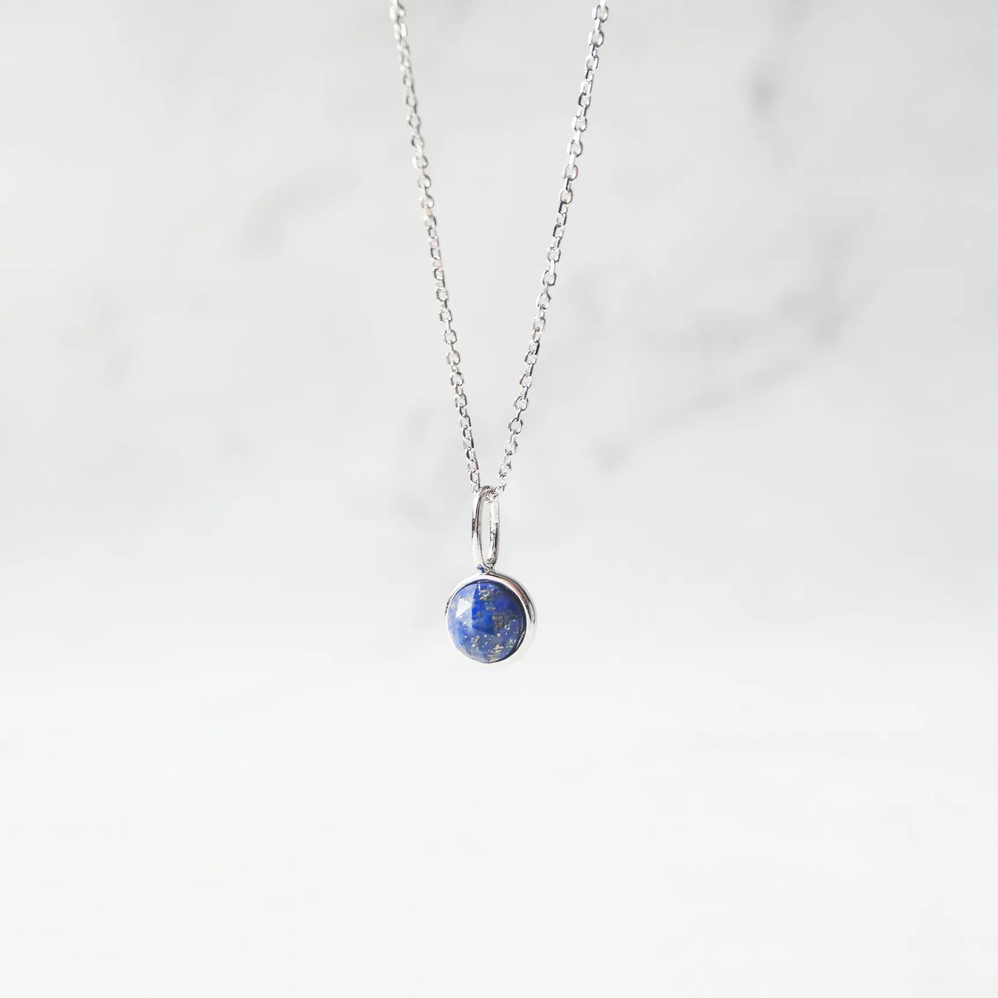 上品な輝きを放つラピスラズリネックレス（シルバー925／ロジウムプレーティング）。深い青が知恵と誠実さを象徴するデザイン。金属アレルギー対応。
Elegant Lapis Lazuli necklace in 925 sterling silver with rhodium plating, featuring a deep blue stone symbolizing wisdom and sincerity. Suitable for metal allergy sufferers.