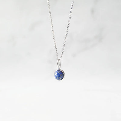 上品な輝きを放つラピスラズリネックレス（シルバー925／ロジウムプレーティング）。深い青が知恵と誠実さを象徴するデザイン。金属アレルギー対応。
Elegant Lapis Lazuli necklace in 925 sterling silver with rhodium plating, featuring a deep blue stone symbolizing wisdom and sincerity. Suitable for metal allergy sufferers.