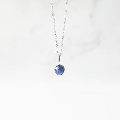 上品な輝きを放つラピスラズリネックレス（シルバー925／ロジウムプレーティング）。深い青が知恵と誠実さを象徴するデザイン。金属アレルギー対応。
Elegant Lapis Lazuli necklace in 925 sterling silver with rhodium plating, featuring a deep blue stone symbolizing wisdom and sincerity. Suitable for metal allergy sufferers.