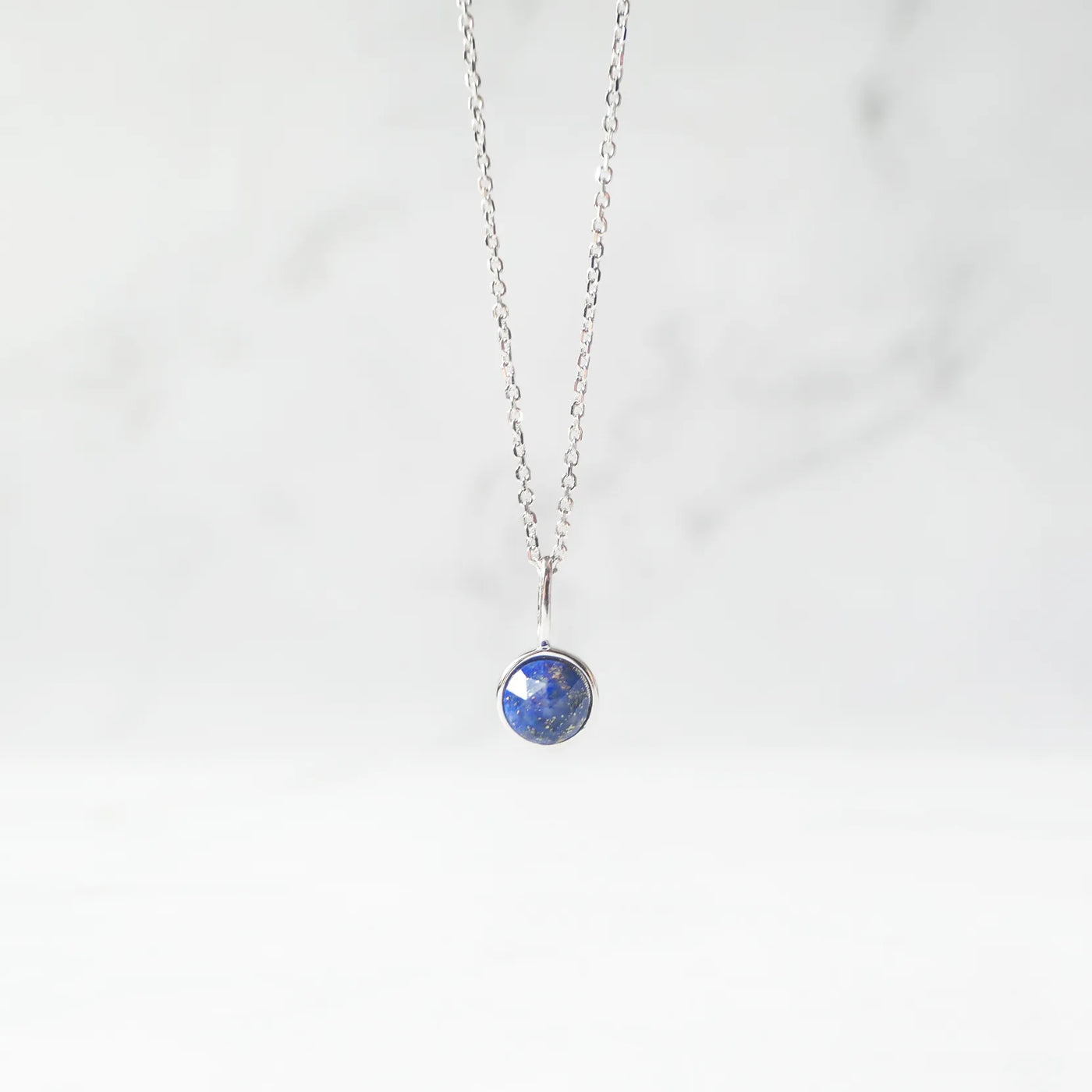 上品な輝きを放つラピスラズリネックレス（シルバー925／ロジウムプレーティング）。深い青が知恵と誠実さを象徴するデザイン。金属アレルギー対応。
Elegant Lapis Lazuli necklace in 925 sterling silver with rhodium plating, featuring a deep blue stone symbolizing wisdom and sincerity. Suitable for metal allergy sufferers.