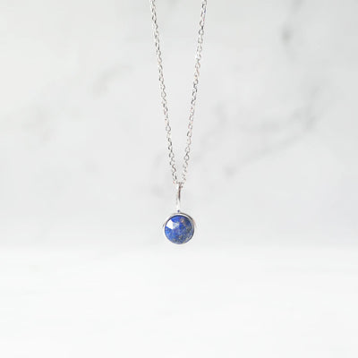 上品な輝きを放つラピスラズリネックレス（シルバー925／ロジウムプレーティング）。深い青が知恵と誠実さを象徴するデザイン。金属アレルギー対応。
Elegant Lapis Lazuli necklace in 925 sterling silver with rhodium plating, featuring a deep blue stone symbolizing wisdom and sincerity. Suitable for metal allergy sufferers.