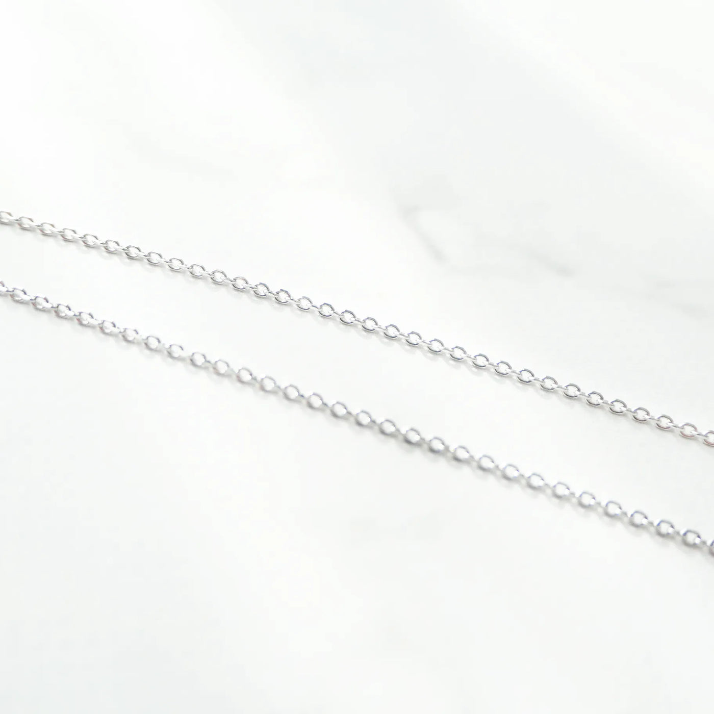 上品な輝きを放つラピスラズリネックレス（シルバー925／ロジウムプレーティング）。深い青が知恵と誠実さを象徴するデザイン。金属アレルギー対応。
Elegant Lapis Lazuli necklace in 925 sterling silver with rhodium plating, featuring a deep blue stone symbolizing wisdom and sincerity. Suitable for metal allergy sufferers.