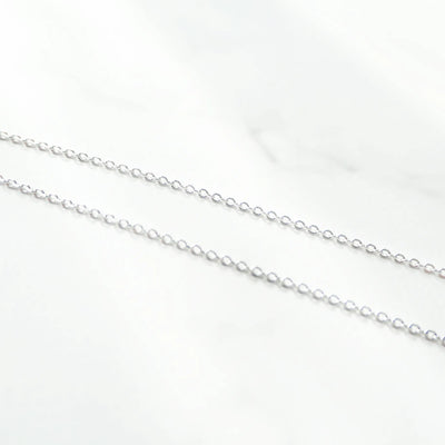 上品な輝きを放つラピスラズリネックレス（シルバー925／ロジウムプレーティング）。深い青が知恵と誠実さを象徴するデザイン。金属アレルギー対応。
Elegant Lapis Lazuli necklace in 925 sterling silver with rhodium plating, featuring a deep blue stone symbolizing wisdom and sincerity. Suitable for metal allergy sufferers.