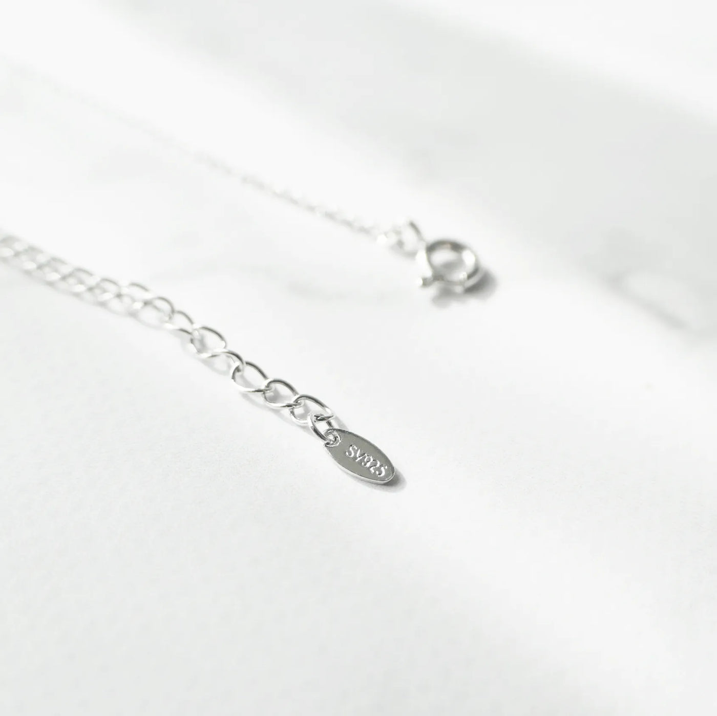 上品な輝きを放つラピスラズリネックレス（シルバー925／ロジウムプレーティング）。深い青が知恵と誠実さを象徴するデザイン。金属アレルギー対応。
Elegant Lapis Lazuli necklace in 925 sterling silver with rhodium plating, featuring a deep blue stone symbolizing wisdom and sincerity. Suitable for metal allergy sufferers.