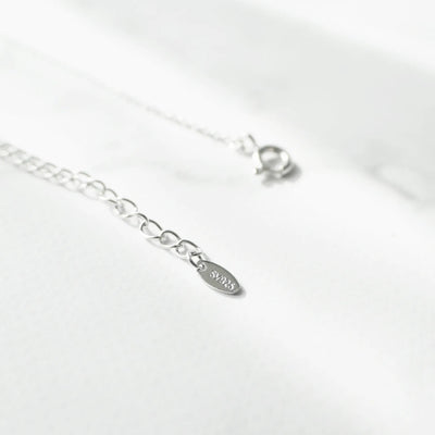 上品な輝きを放つラピスラズリネックレス（シルバー925／ロジウムプレーティング）。深い青が知恵と誠実さを象徴するデザイン。金属アレルギー対応。
Elegant Lapis Lazuli necklace in 925 sterling silver with rhodium plating, featuring a deep blue stone symbolizing wisdom and sincerity. Suitable for metal allergy sufferers.