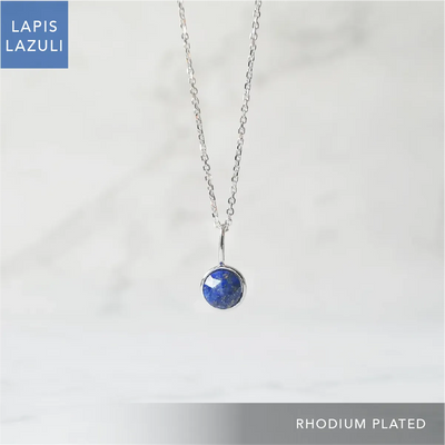 上品な輝きを放つラピスラズリネックレス（シルバー925／ロジウムプレーティング）。深い青が知恵と誠実さを象徴するデザイン。金属アレルギー対応。
Elegant Lapis Lazuli necklace in 925 sterling silver with rhodium plating, featuring a deep blue stone symbolizing wisdom and sincerity. Suitable for metal allergy sufferers.