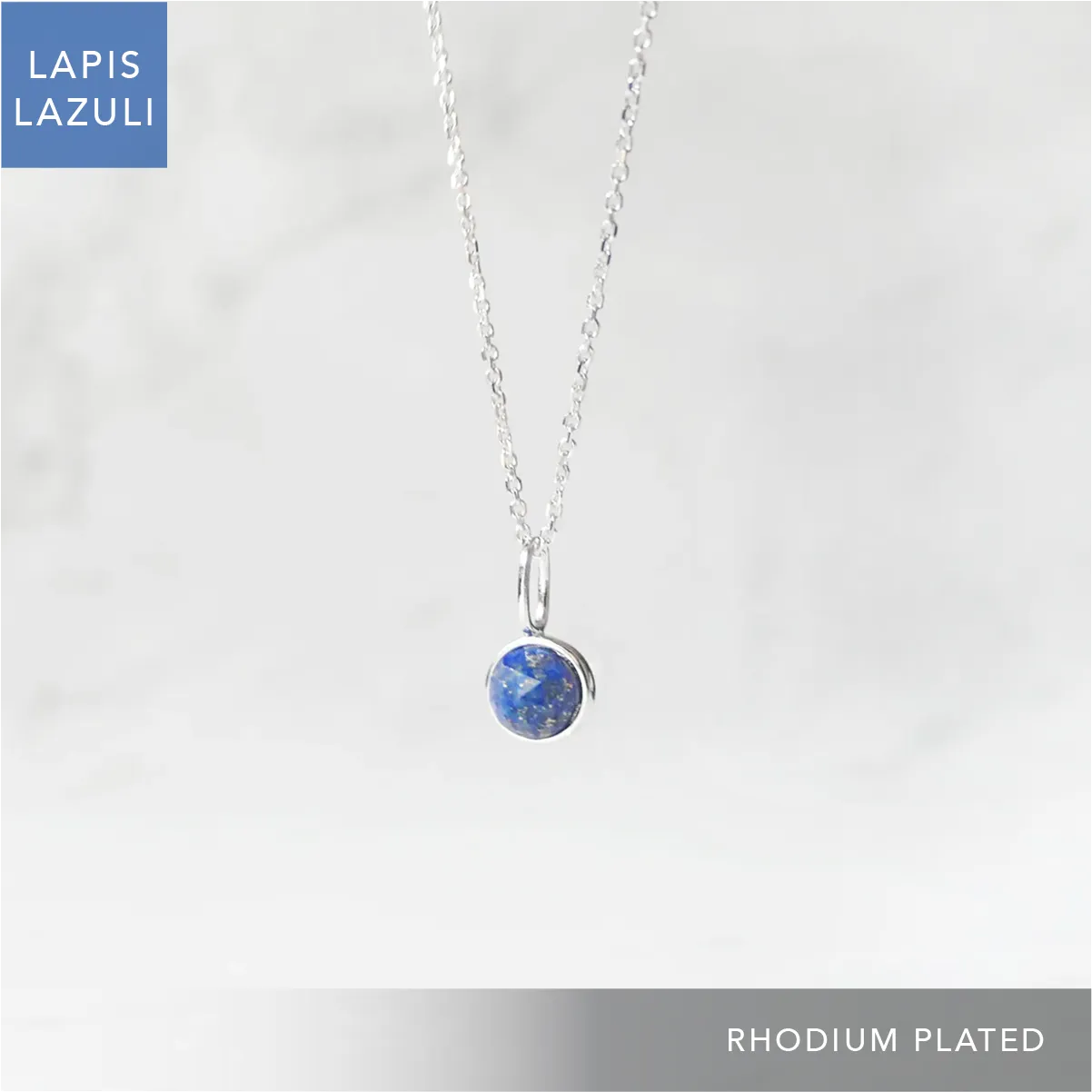上品な輝きを放つラピスラズリネックレス（シルバー925／ロジウムプレーティング）。深い青が知恵と誠実さを象徴するデザイン。金属アレルギー対応。
Elegant Lapis Lazuli necklace in 925 sterling silver with rhodium plating, featuring a deep blue stone symbolizing wisdom and sincerity. Suitable for metal allergy sufferers.