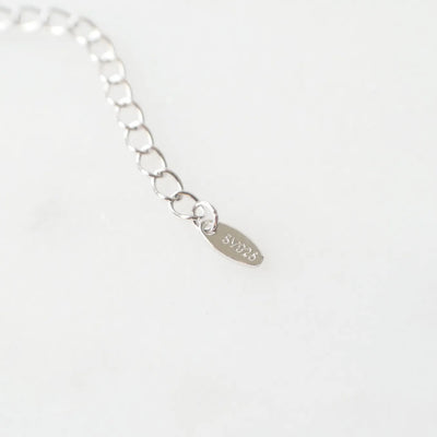 上品な輝きを放つラピスラズリネックレス（シルバー925／ロジウムプレーティング）。深い青が知恵と誠実さを象徴するデザイン。金属アレルギー対応。
Elegant Lapis Lazuli necklace in 925 sterling silver with rhodium plating, featuring a deep blue stone symbolizing wisdom and sincerity. Suitable for metal allergy sufferers.