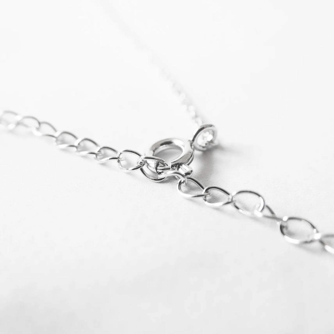 上品な輝きを放つラピスラズリネックレス（シルバー925／ロジウムプレーティング）。深い青が知恵と誠実さを象徴するデザイン。金属アレルギー対応。
Elegant Lapis Lazuli necklace in 925 sterling silver with rhodium plating, featuring a deep blue stone symbolizing wisdom and sincerity. Suitable for metal allergy sufferers.