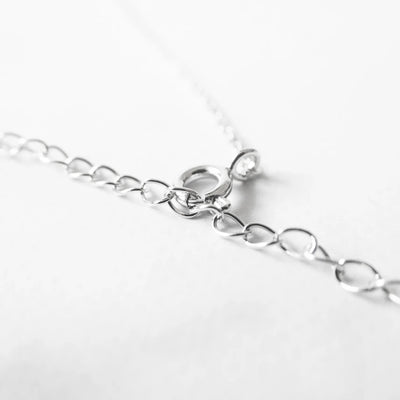 上品な輝きを放つラピスラズリネックレス（シルバー925／ロジウムプレーティング）。深い青が知恵と誠実さを象徴するデザイン。金属アレルギー対応。
Elegant Lapis Lazuli necklace in 925 sterling silver with rhodium plating, featuring a deep blue stone symbolizing wisdom and sincerity. Suitable for metal allergy sufferers.