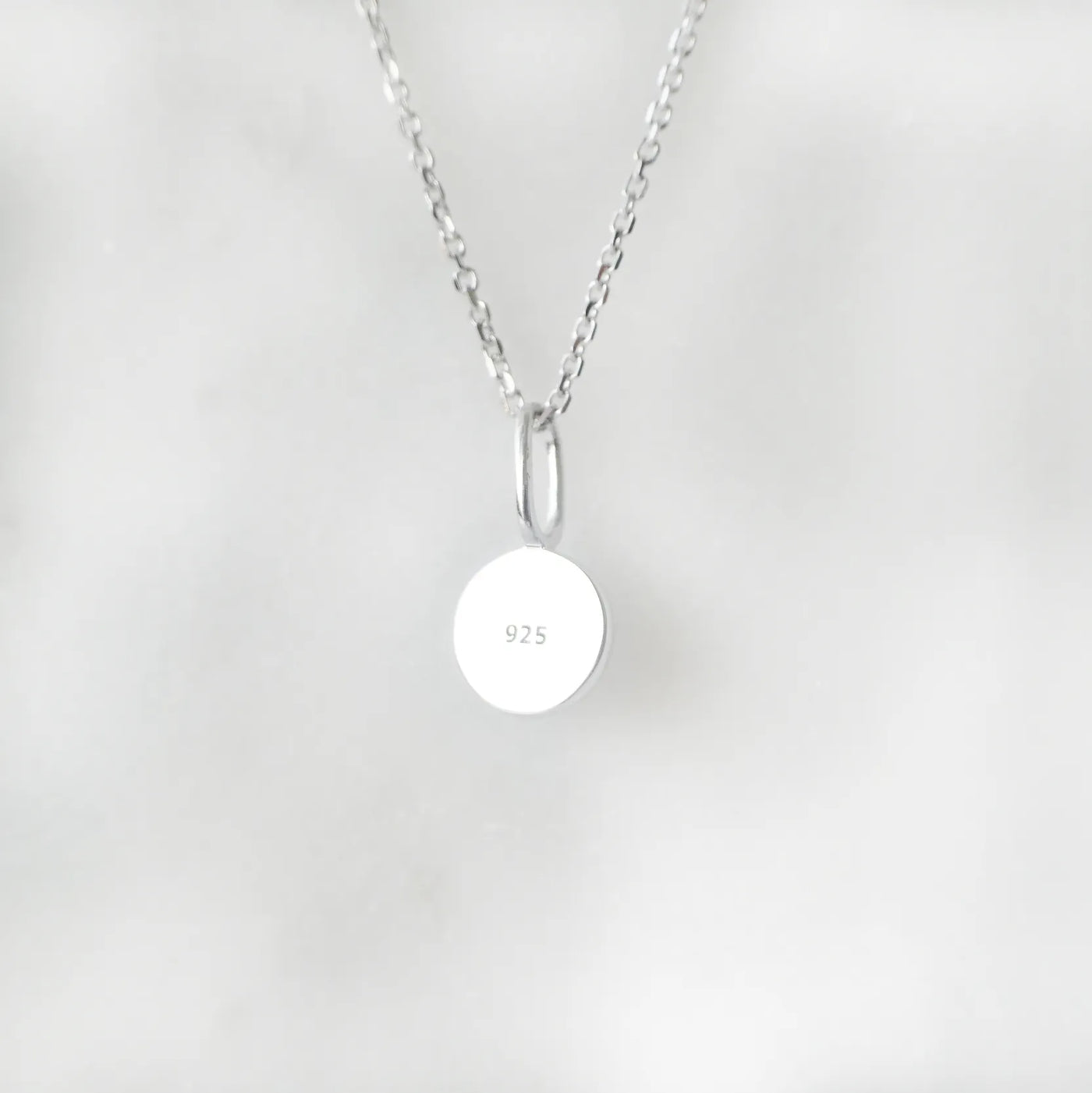 上品な輝きを放つラピスラズリネックレス（シルバー925／ロジウムプレーティング）。深い青が知恵と誠実さを象徴するデザイン。金属アレルギー対応。
Elegant Lapis Lazuli necklace in 925 sterling silver with rhodium plating, featuring a deep blue stone symbolizing wisdom and sincerity. Suitable for metal allergy sufferers.