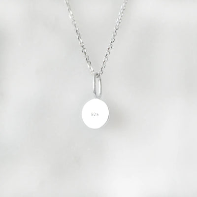 上品な輝きを放つラピスラズリネックレス（シルバー925／ロジウムプレーティング）。深い青が知恵と誠実さを象徴するデザイン。金属アレルギー対応。
Elegant Lapis Lazuli necklace in 925 sterling silver with rhodium plating, featuring a deep blue stone symbolizing wisdom and sincerity. Suitable for metal allergy sufferers.