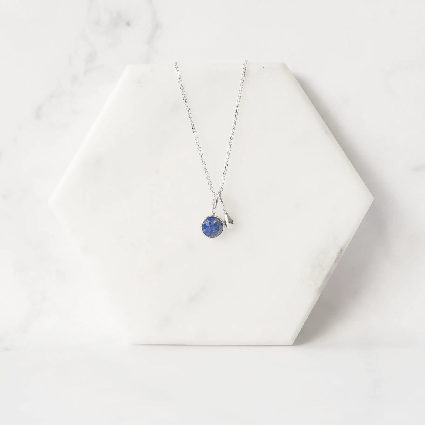 上品な輝きを放つラピスラズリネックレス（シルバー925／ロジウムプレーティング）。深い青が知恵と誠実さを象徴するデザイン。金属アレルギー対応。
Elegant Lapis Lazuli necklace in 925 sterling silver with rhodium plating, featuring a deep blue stone symbolizing wisdom and sincerity. Suitable for metal allergy sufferers.