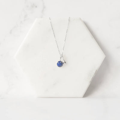 上品な輝きを放つラピスラズリネックレス（シルバー925／ロジウムプレーティング）。深い青が知恵と誠実さを象徴するデザイン。金属アレルギー対応。
Elegant Lapis Lazuli necklace in 925 sterling silver with rhodium plating, featuring a deep blue stone symbolizing wisdom and sincerity. Suitable for metal allergy sufferers.