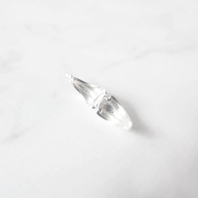 無鍍層のシルバー925を使用したクラシックハギーピアス。自然な艶感とミニマルなデザインが魅力。Classic huggie earrings in unplated 925 sterling silver with natural shine and minimalist design.