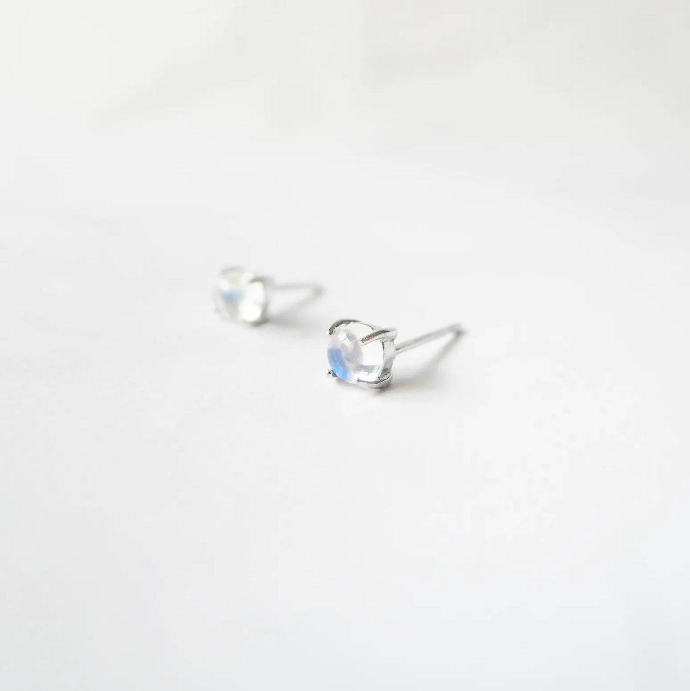 ムーンストーン スタッドピアス（シルバー925／ロジウムプレーティング）